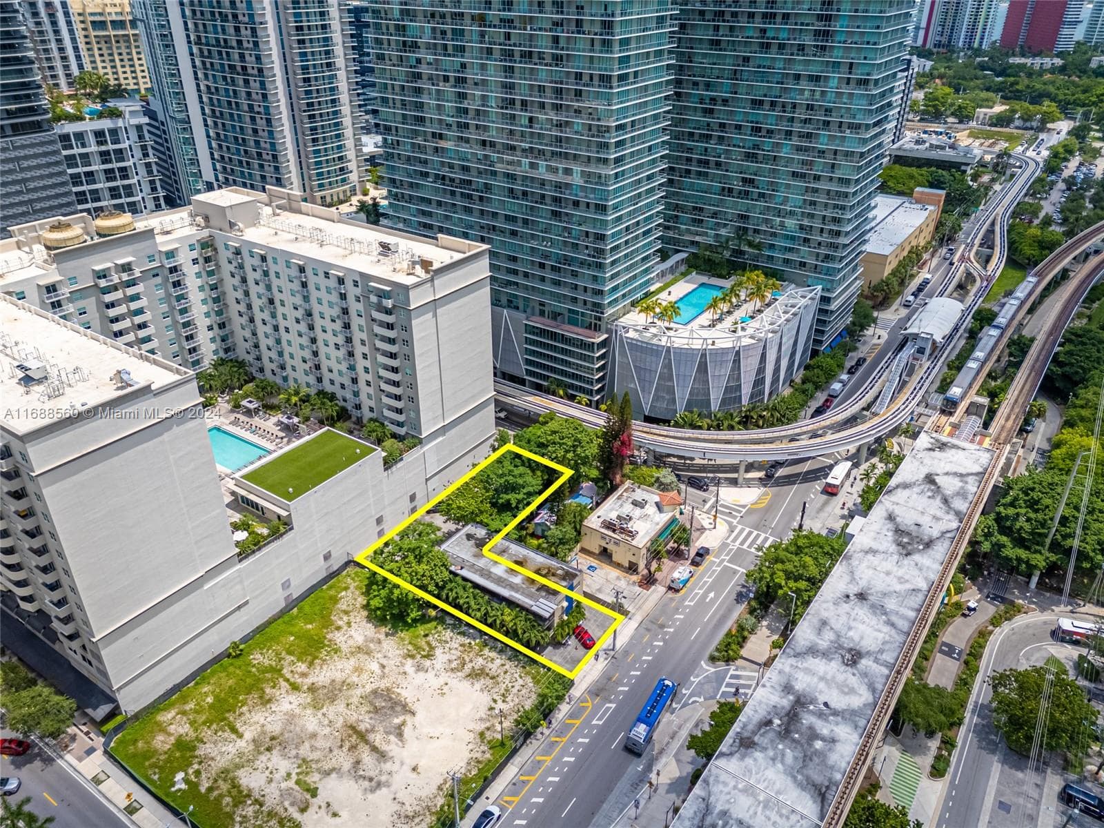 75 SW 11th St, Miami FL 33130