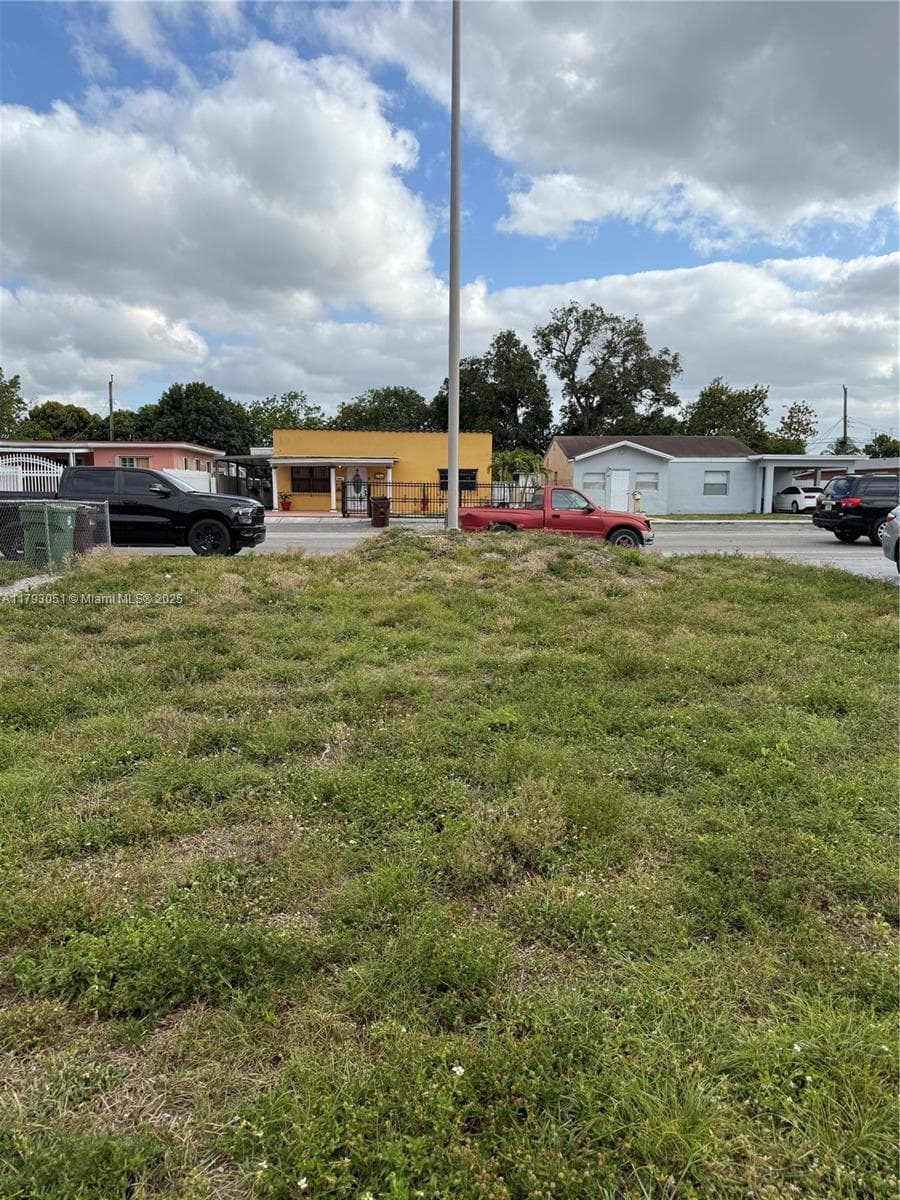 137 W 32 ST, Hialeah FL 33012