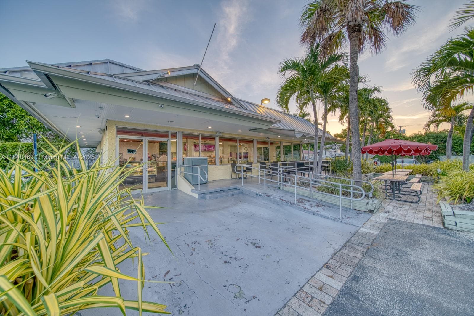Bakery / Restaurant For Sale On Dixie HWY, Miami FL 33157