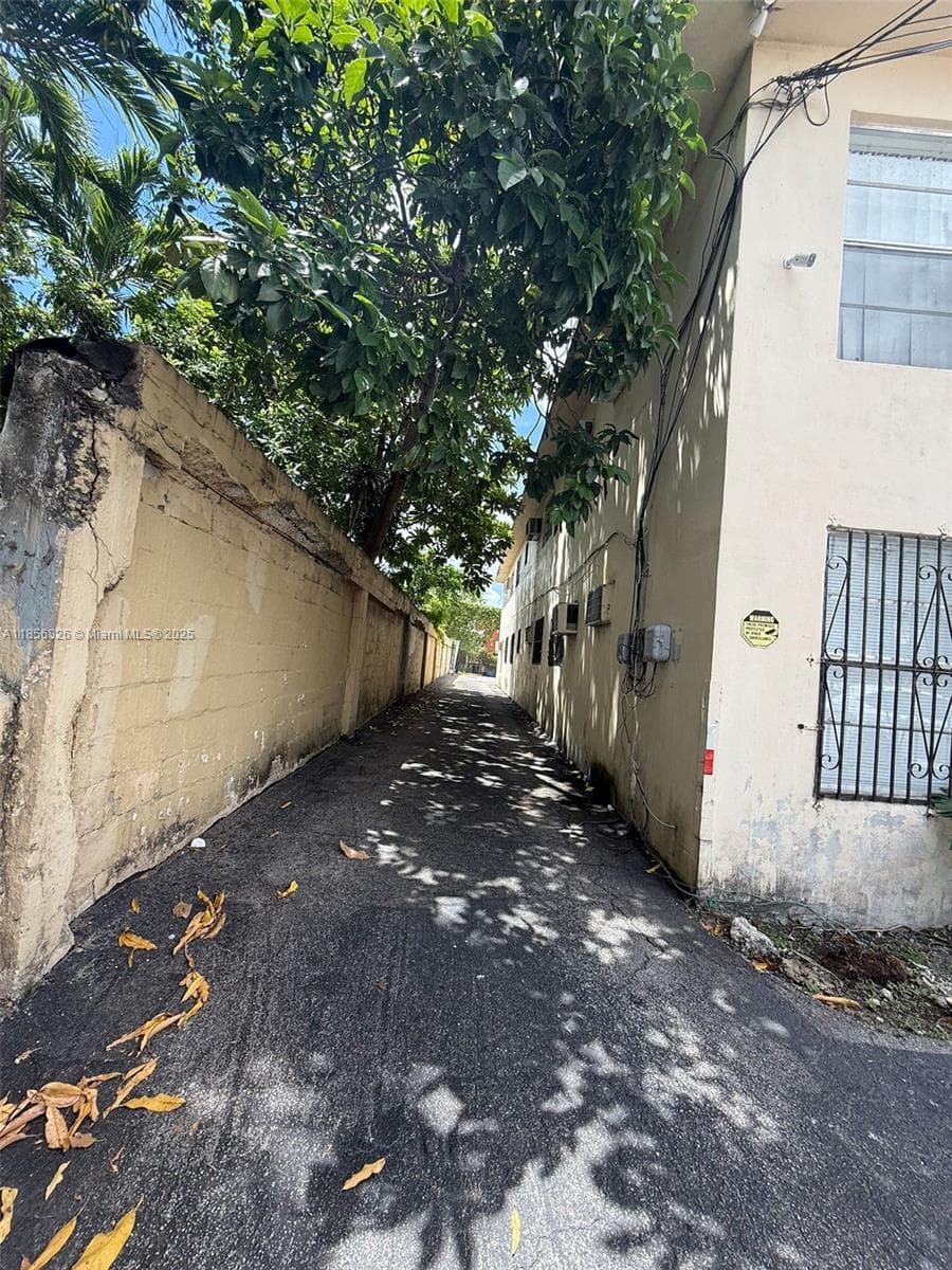 1520 SW 1st St, Miami FL 33135