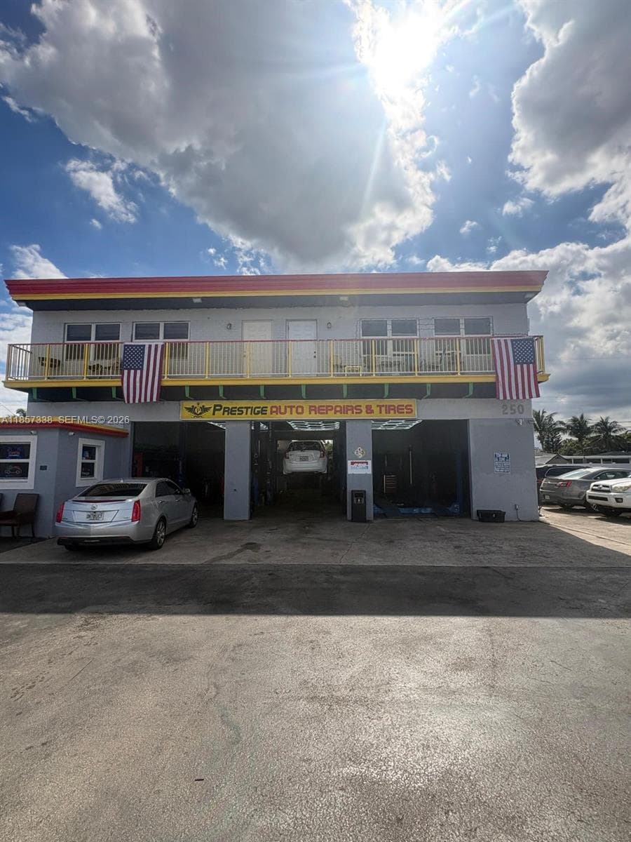 250 NE 44th St, Oakland Park FL 33334