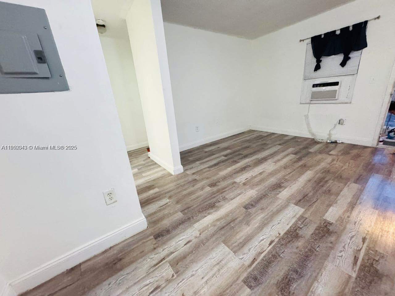 932 NW 5th St, Miami FL 33128