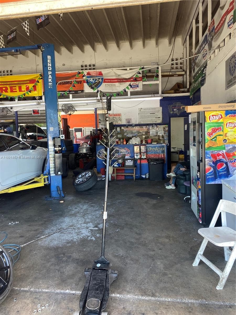 2300 NW 17th St, Miami FL 33142