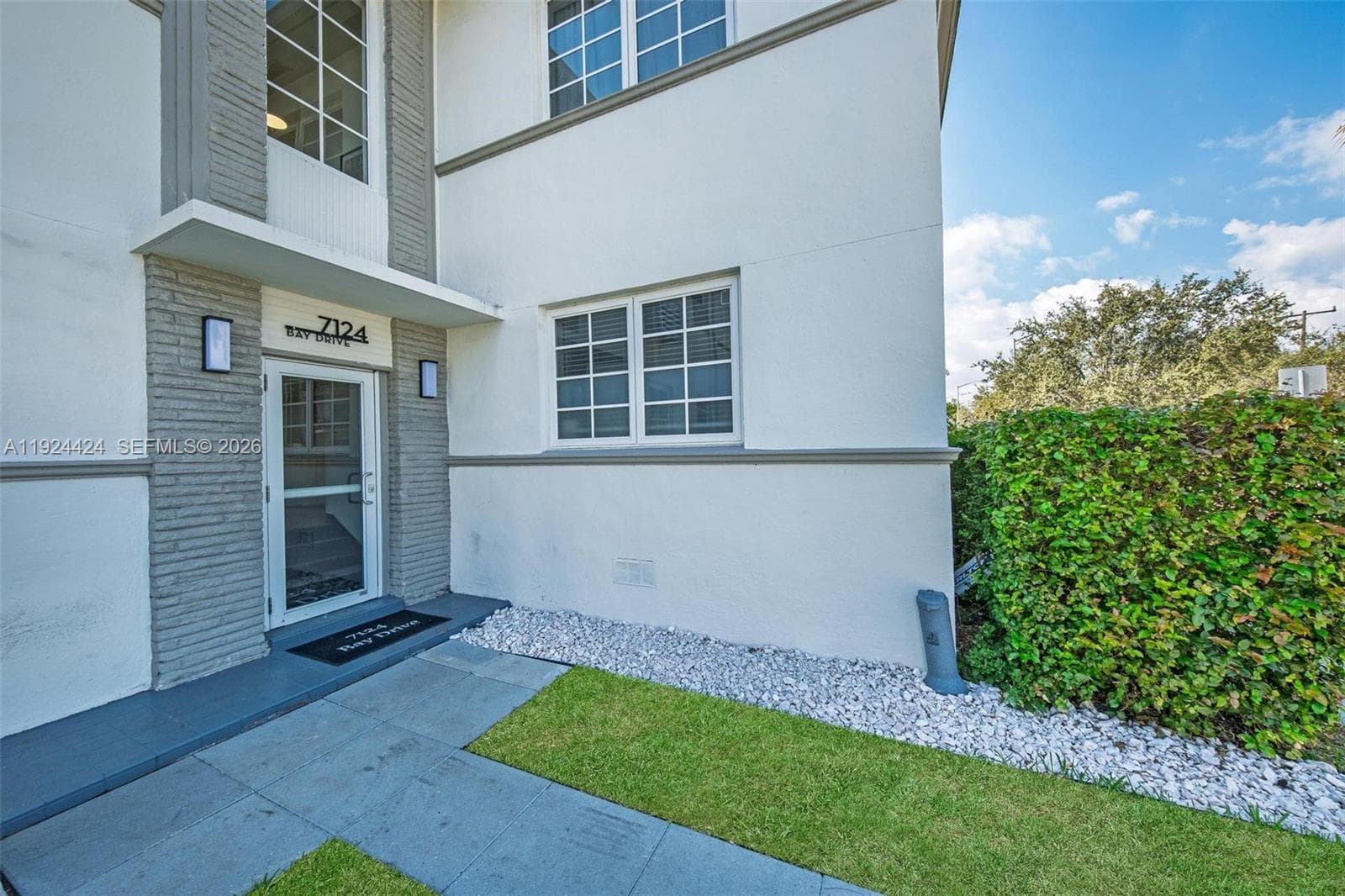 7124 Bay Dr, Miami Beach FL 33141