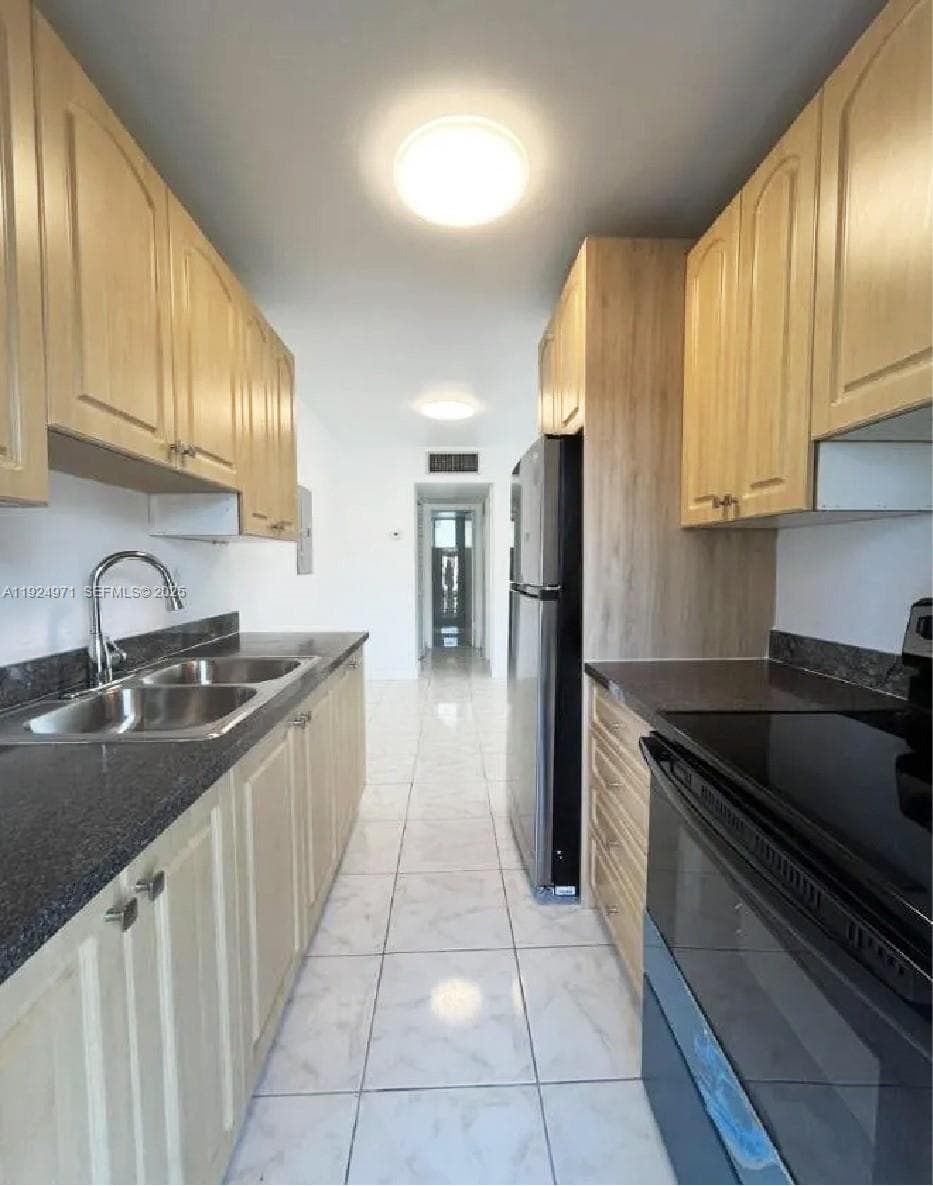 60 NW 161st St, Miami FL 33169