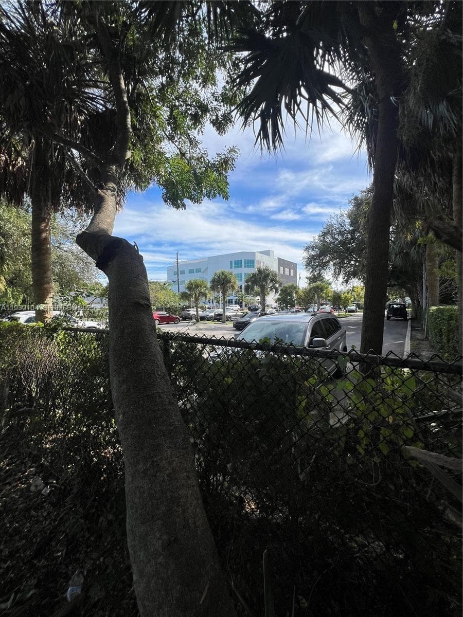 633 NW 14th Ter, Fort Lauderdale FL 33311