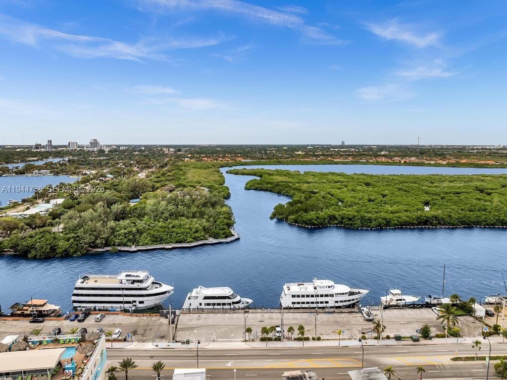 1318 N Ocean Dr, Hollywood FL 33019