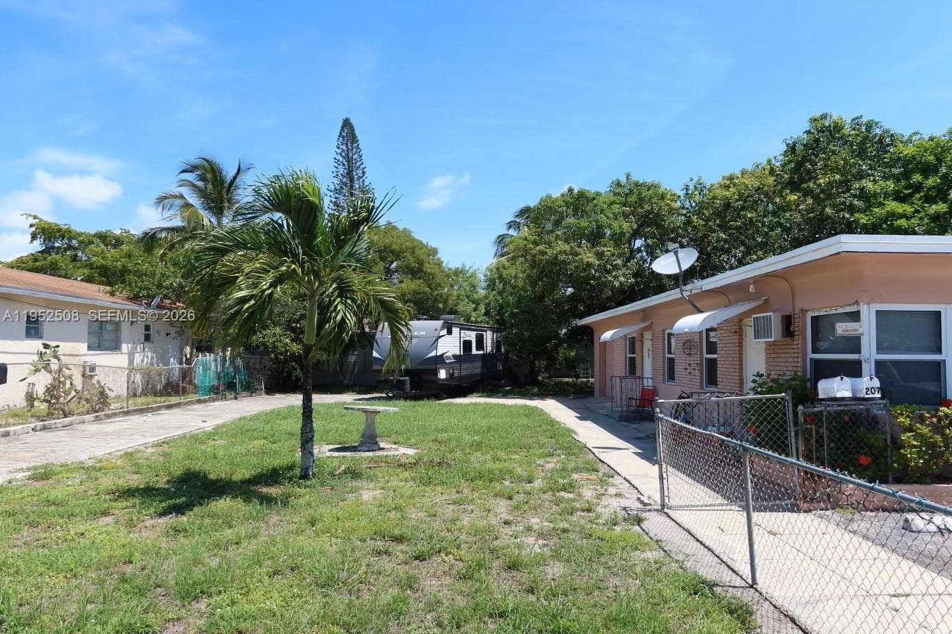 205 SE 10th St, Hallandale Beach FL 33009
