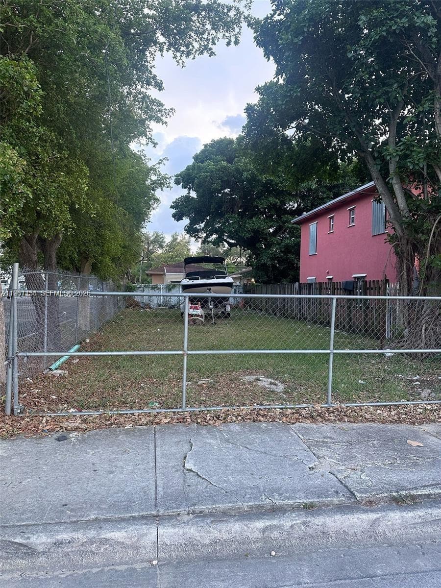 2754 NW 46th St, Miami FL 33142
