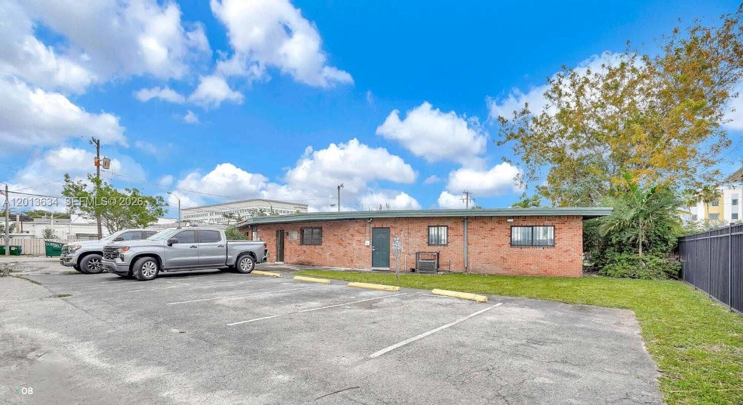 1747 NE 124th St, North Miami FL 33181