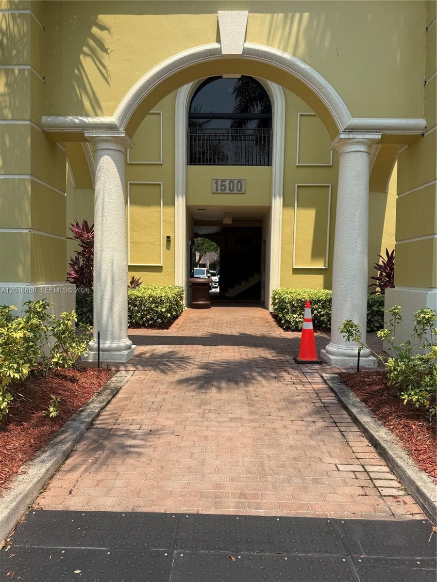 1528 Weston Rd, Weston FL 33326