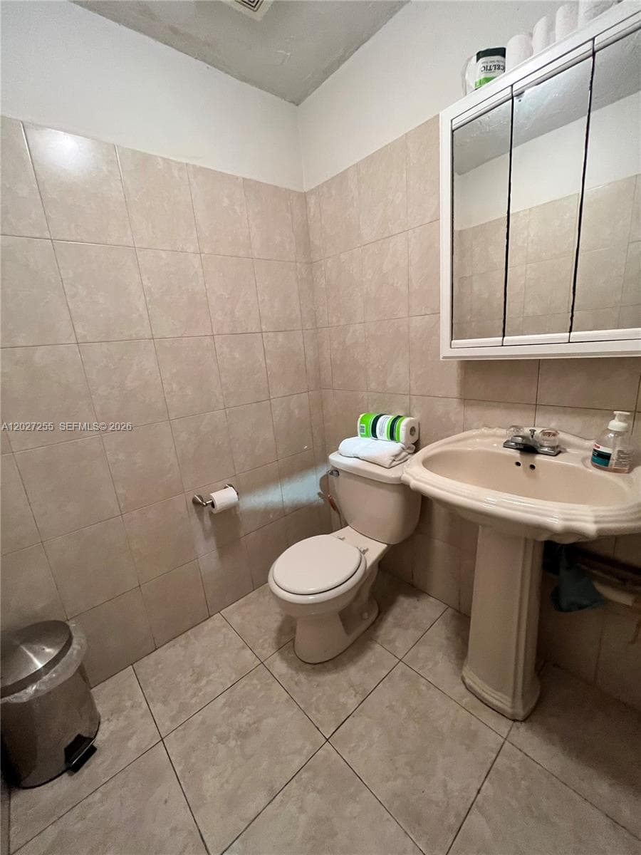 8420 NW 61st St, Miami FL 33166
