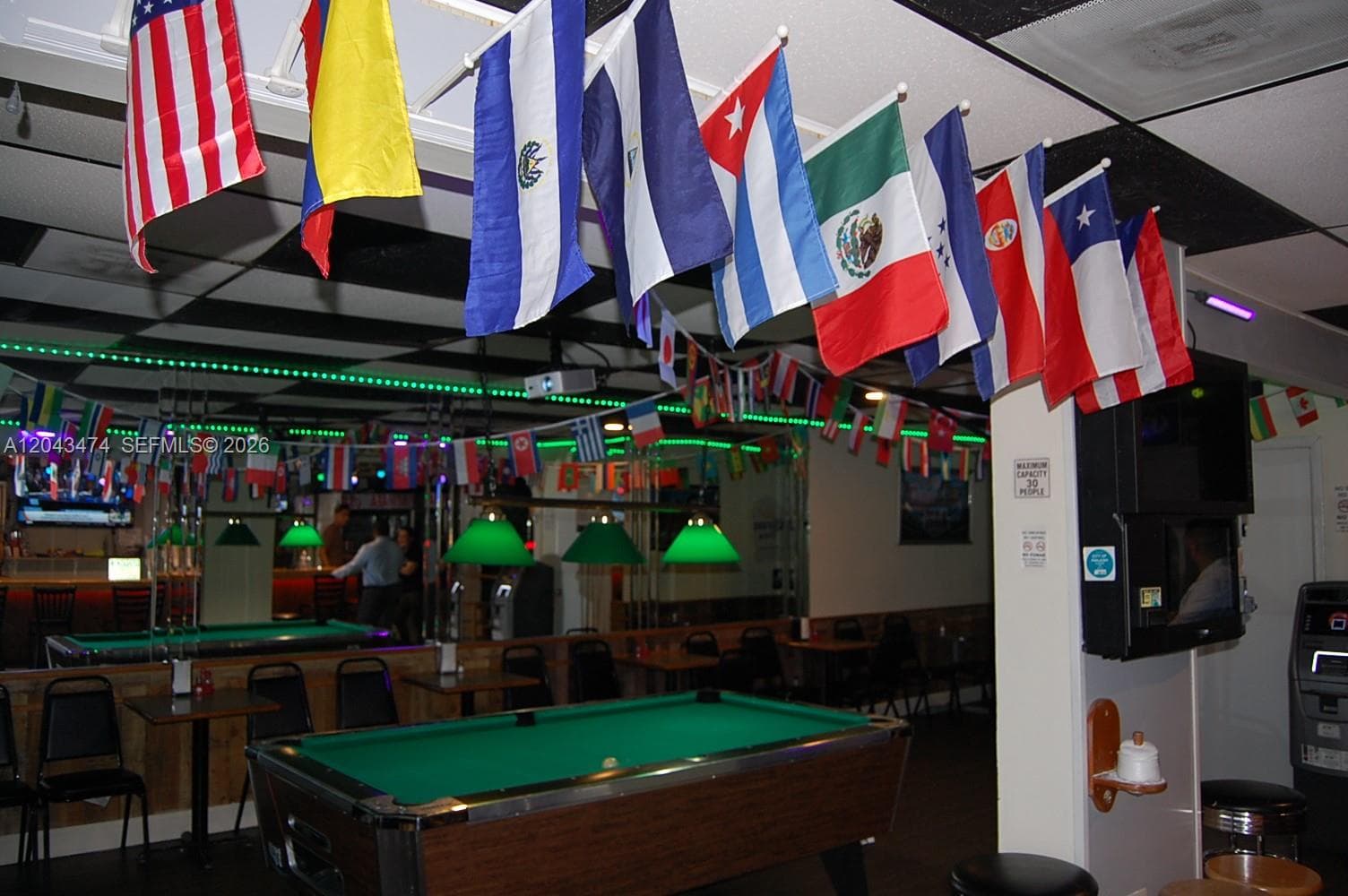 pool table and projector/mesa billar y projector
