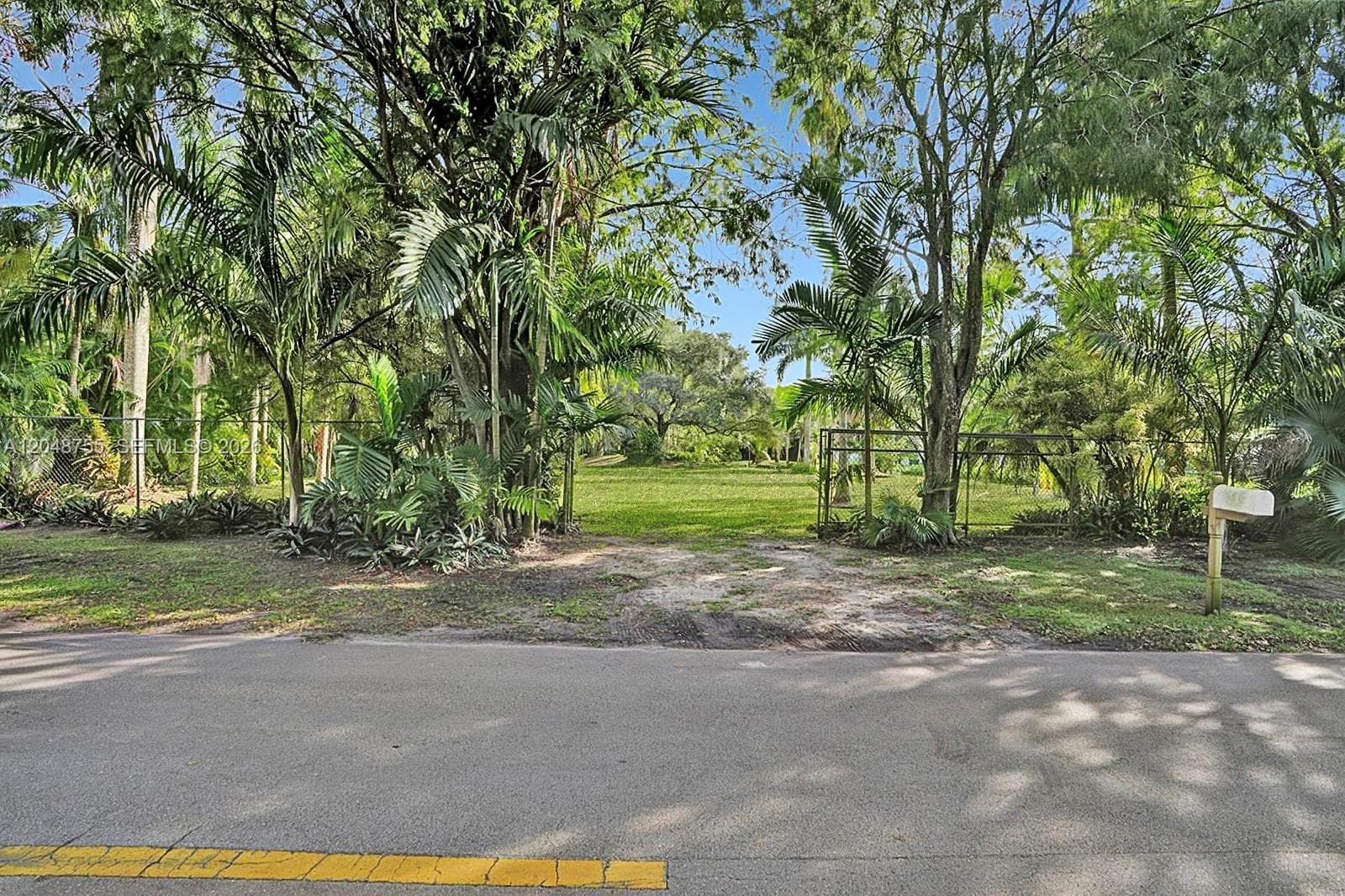 14270 SW 20th St, Davie FL 33325