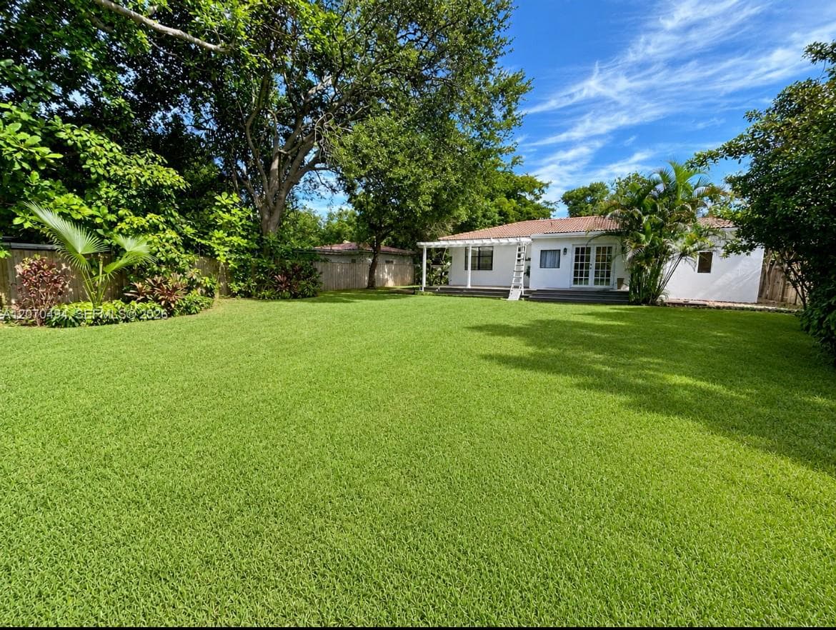 585 NE 121st St, North Miami FL 33161