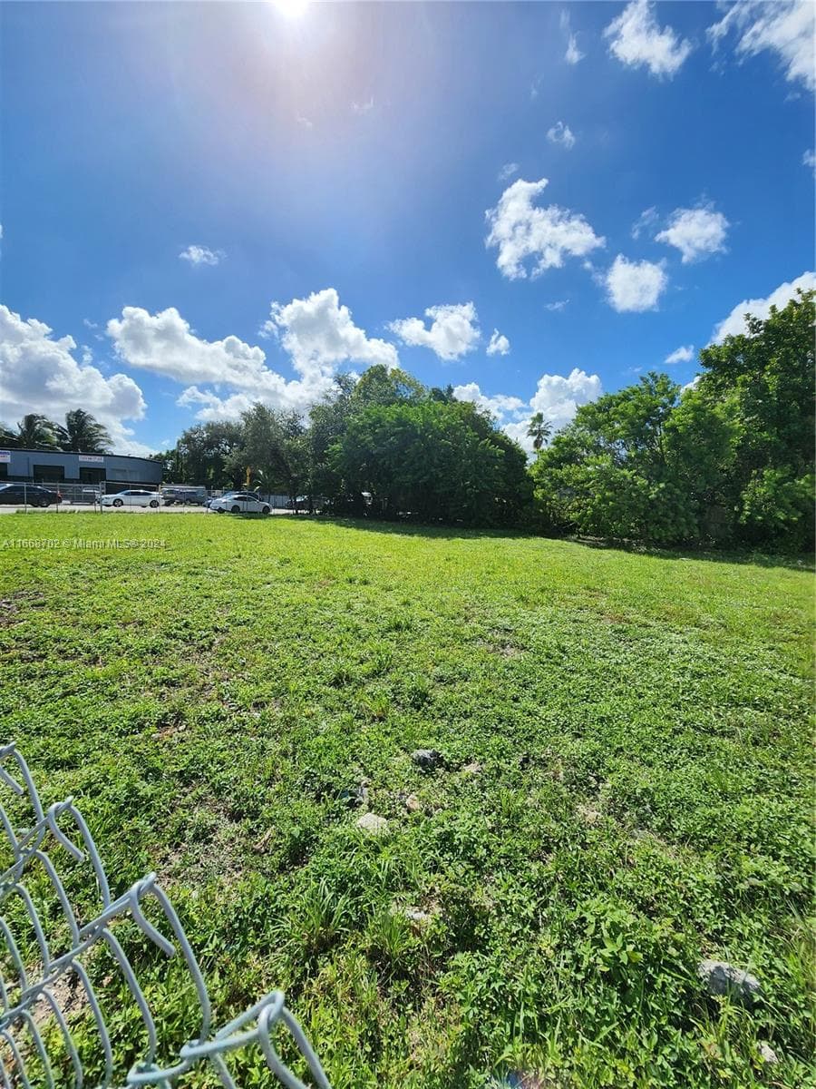 11110/20 NW 17th Ave, Miami FL 33167
