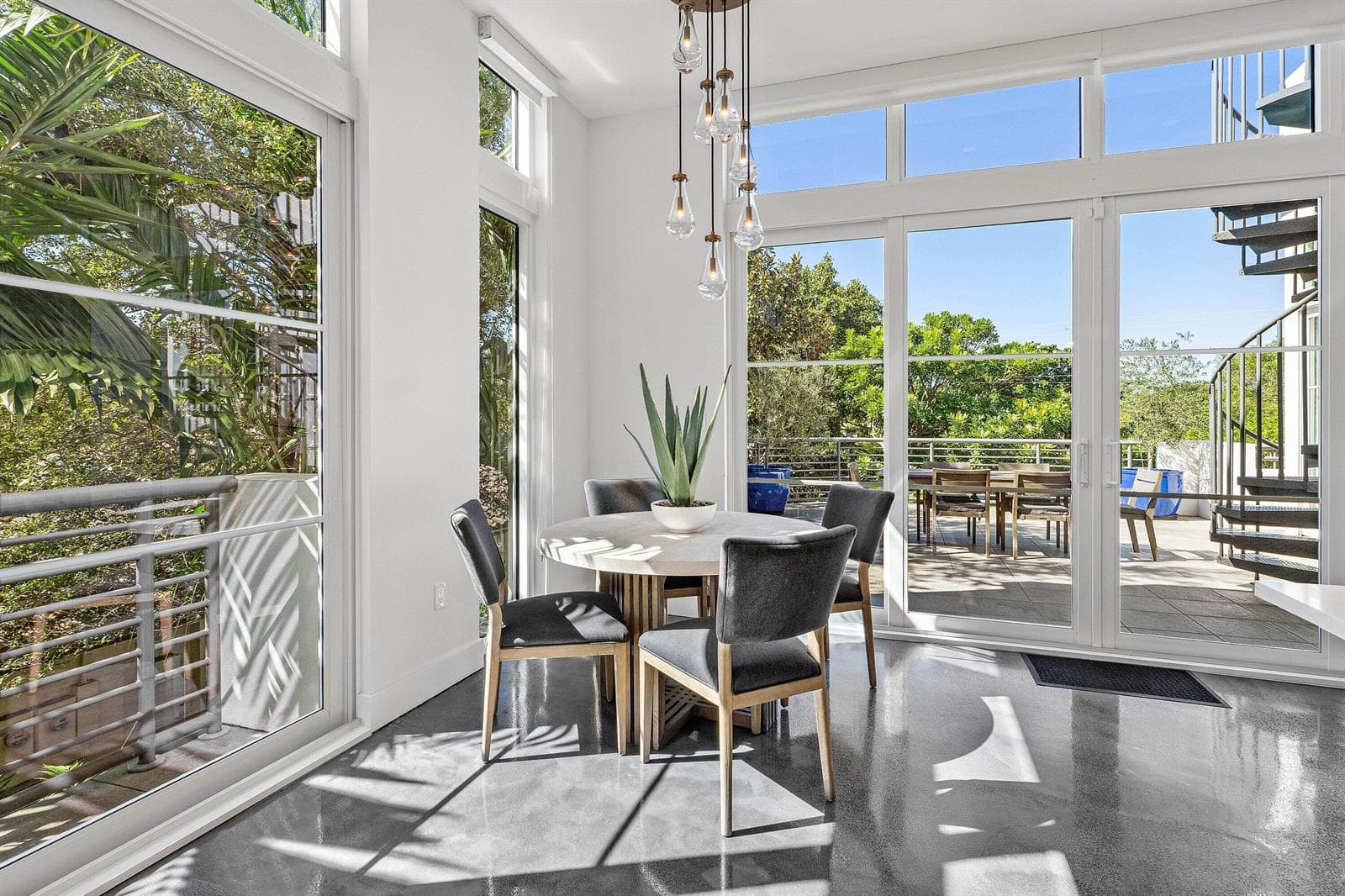 008-226PalmCourt-DelrayBeach-FL-33444-SM