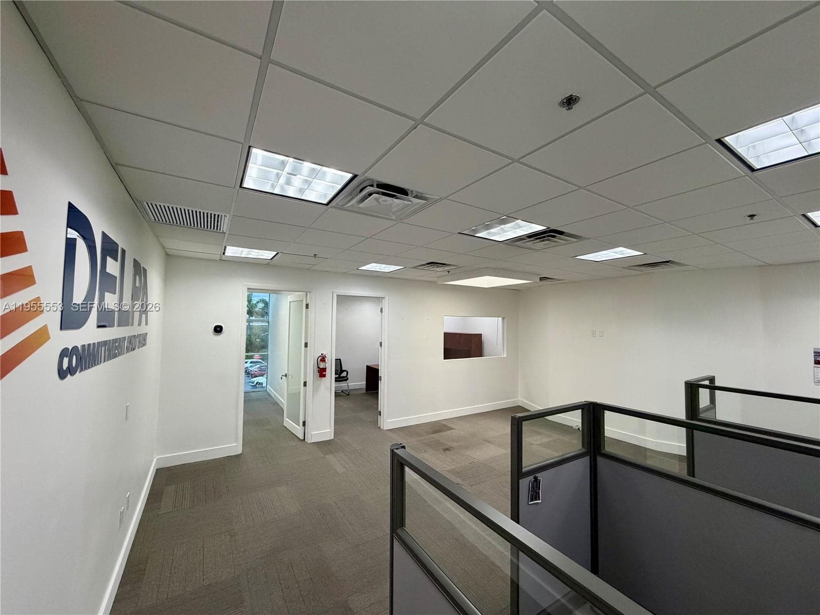 Open area with 4 offices around perimeter (21'x20')