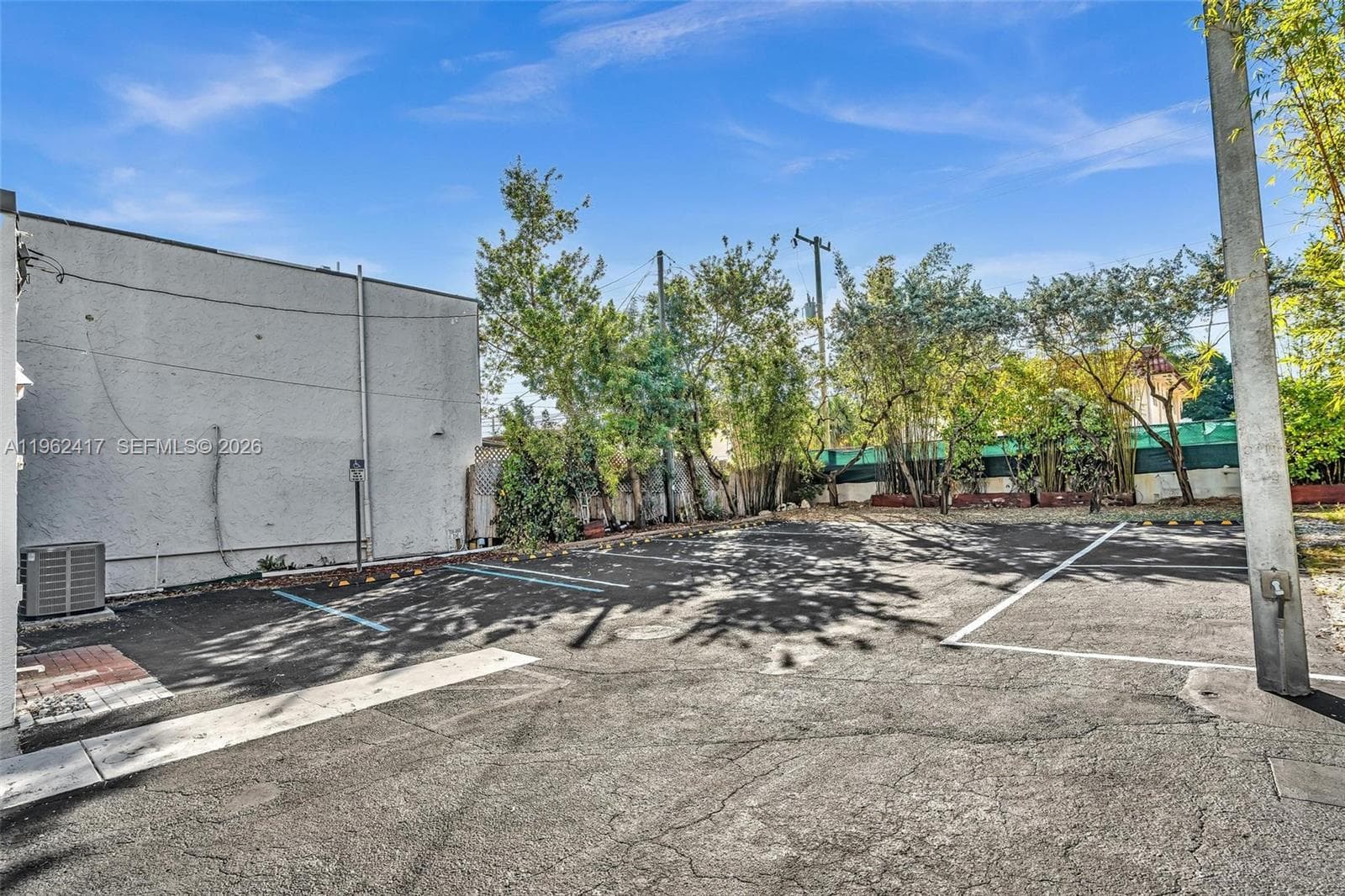 650 NE 167th St, Miami FL 33162