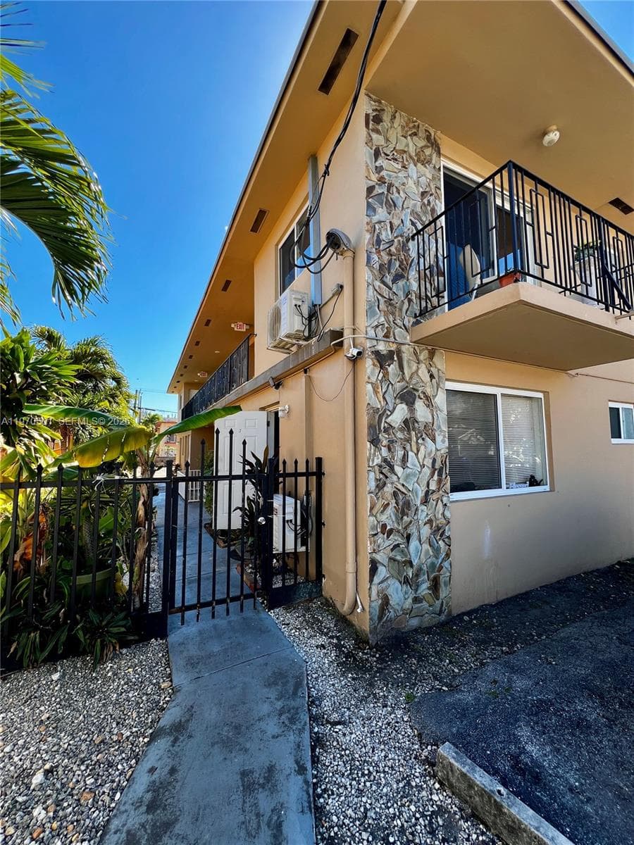 1836 SW 6th St, Miami FL 33135