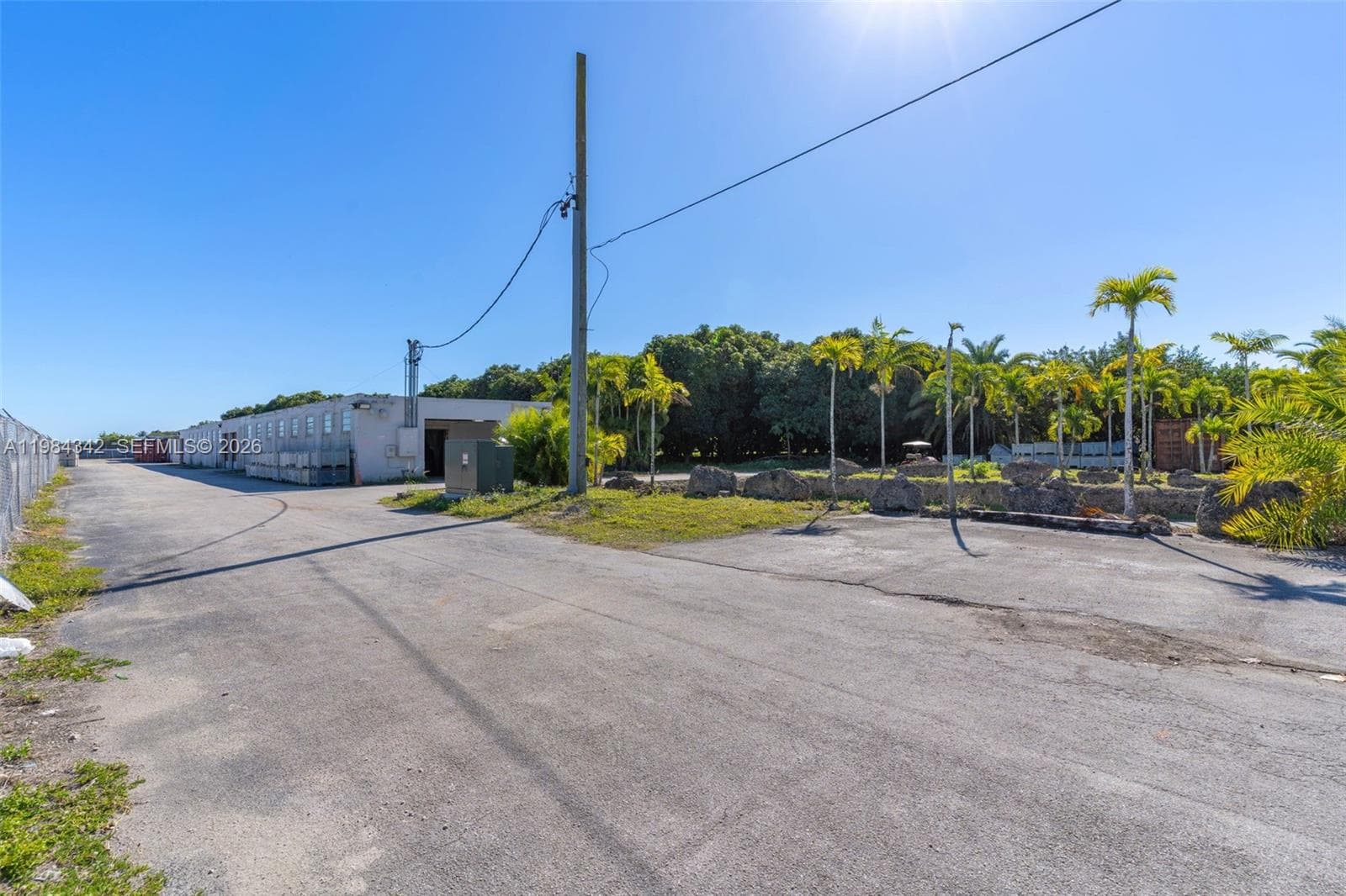ENTRANCE FOR SEMIS SIDE BY SIDE DECK HEIGHT LOADING DOCK