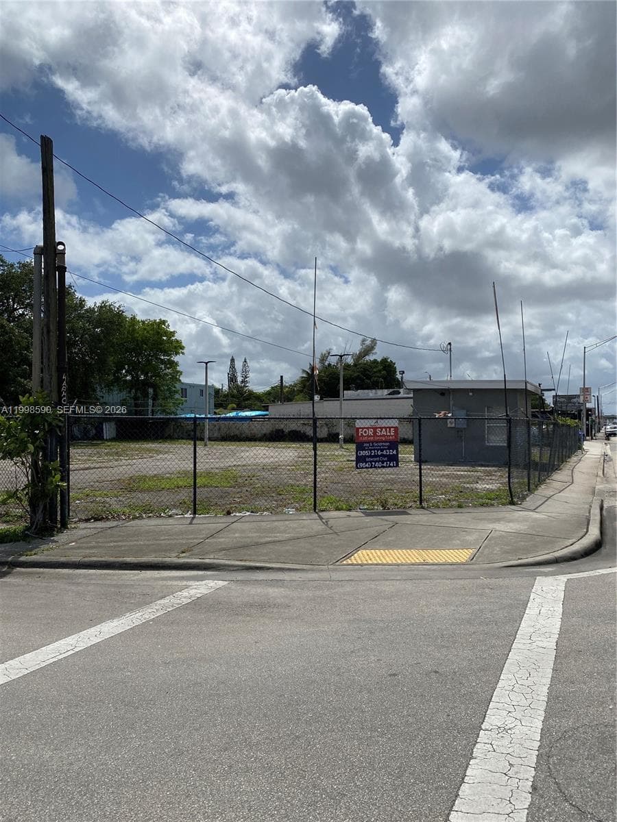 300 NW 79th St, Miami FL 33150