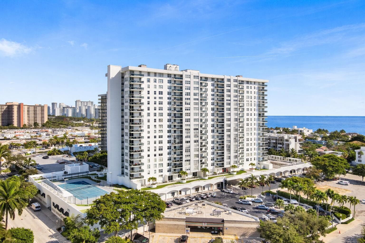 Coastal condominium with pool and tennis