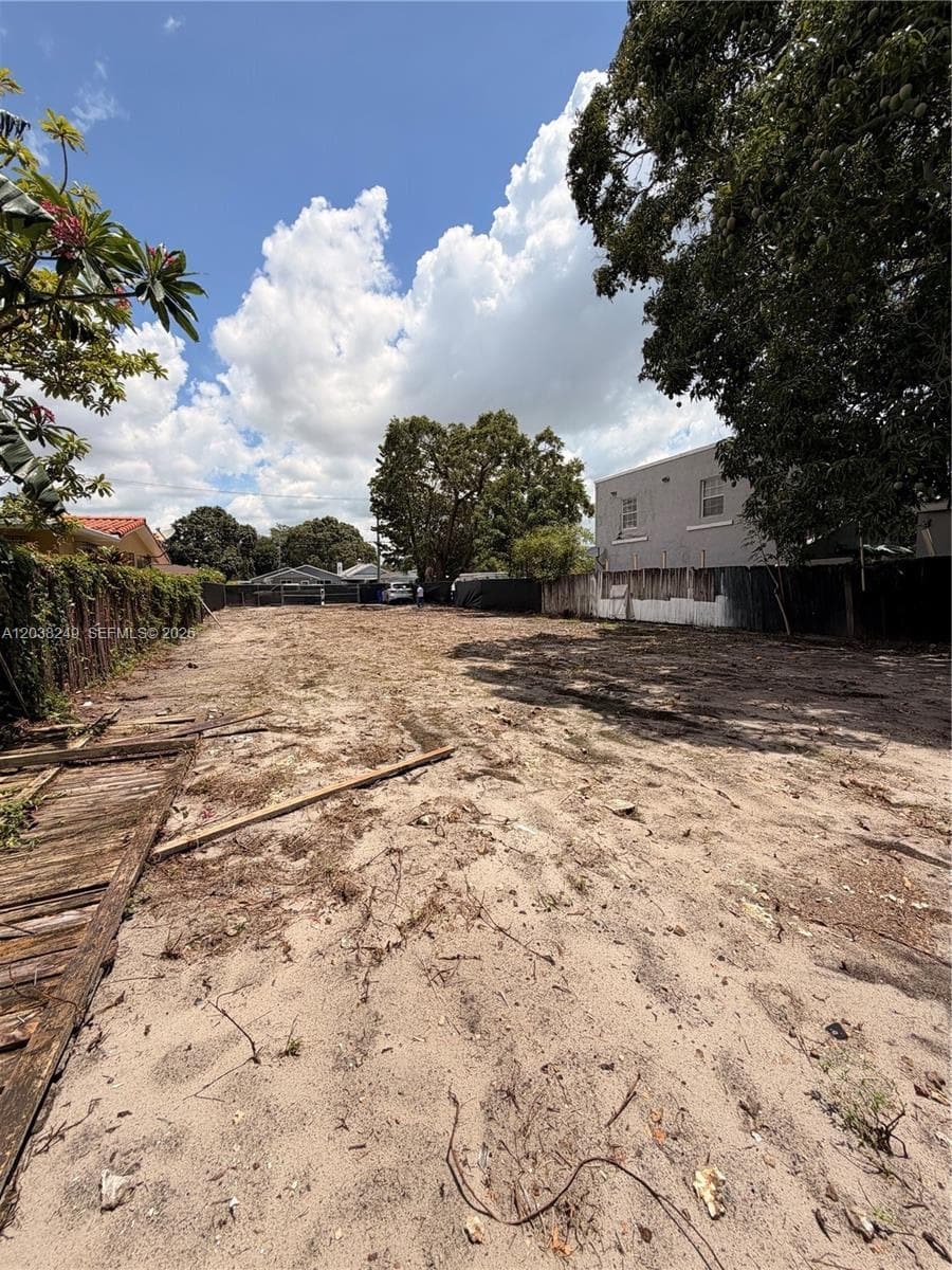 2544 SW 17th St, Miami FL 33145