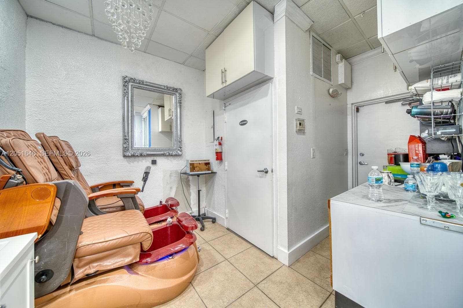 pedicure spa and extra room in the back/cuarto atras con spa