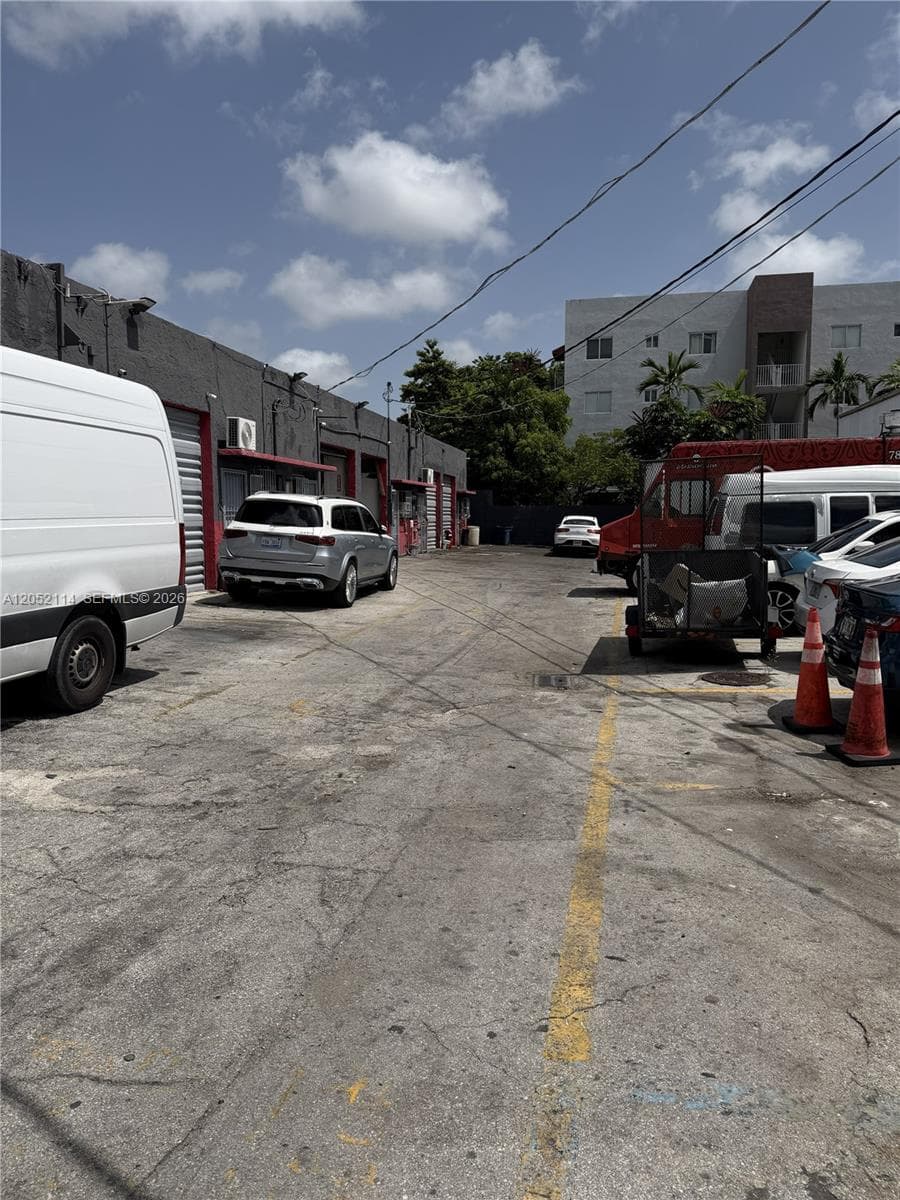 2563 NW 23rd St, Miami FL 33142