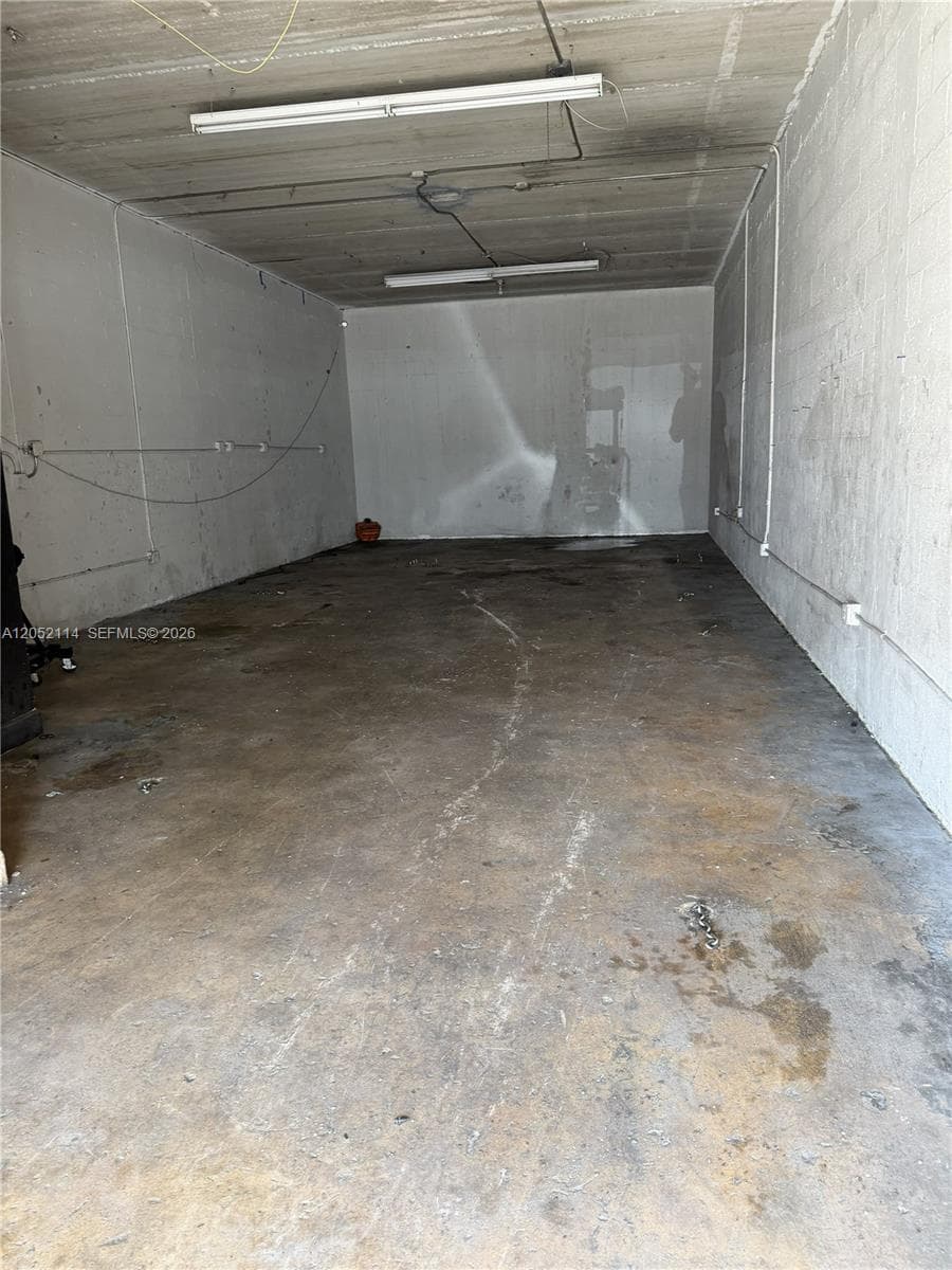 2563 NW 23rd St, Miami FL 33142