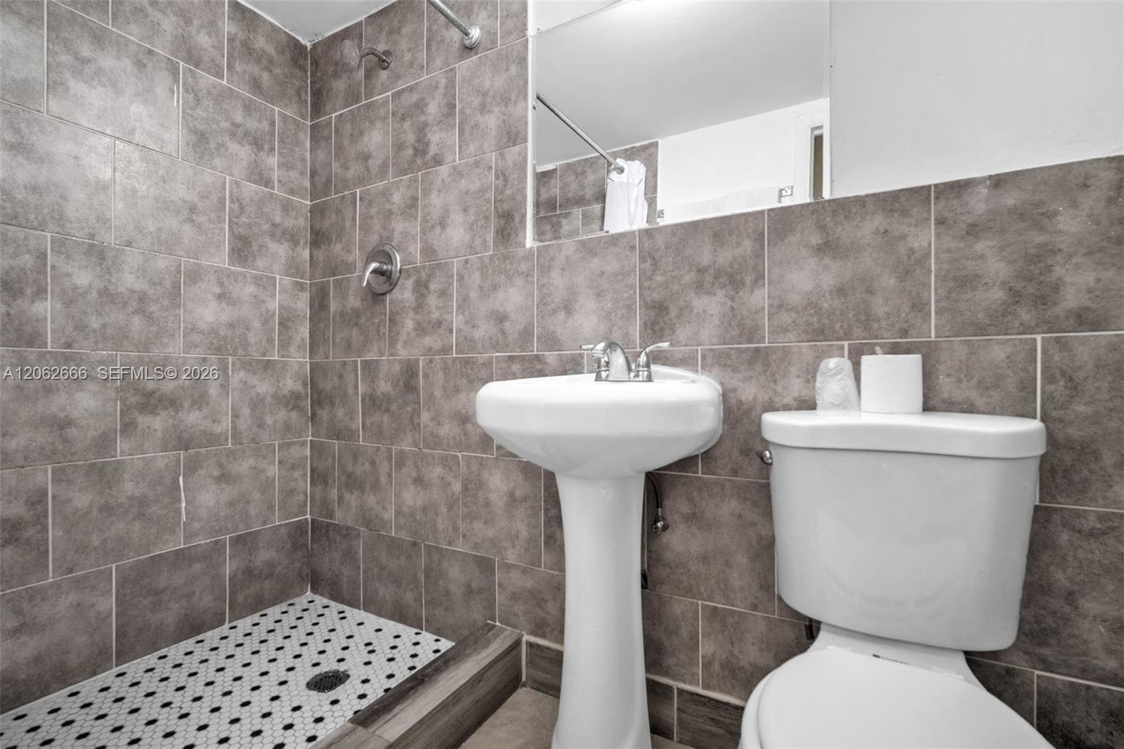 8 E 13th St, Hialeah FL 33010